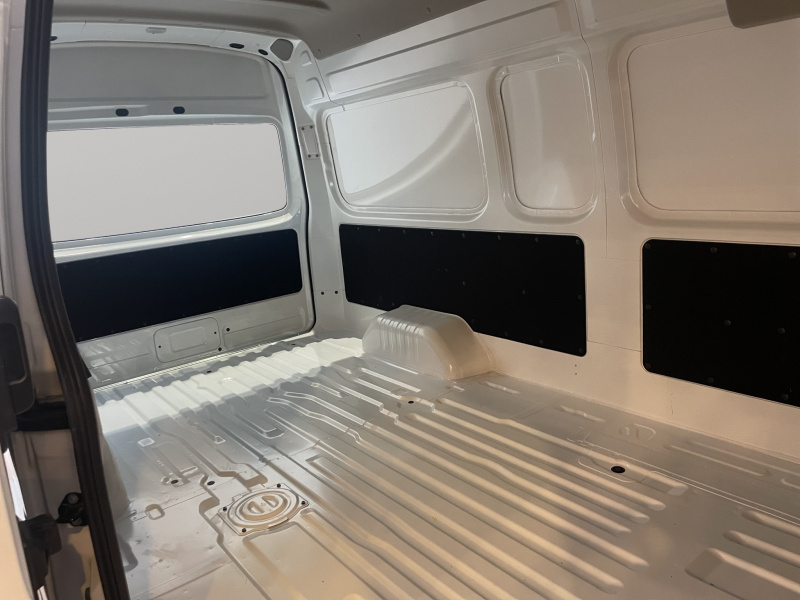 Nissan Comerciales Urvan Panel 4 pts. Amplia, TM5, a/ac. 2024